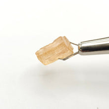 Load image into Gallery viewer, R673 Imperial Topaz facet rough 5.9cts
