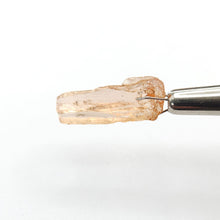 Load image into Gallery viewer, R675 Imperial Topaz facet rough 5.5cts

