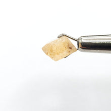 Load image into Gallery viewer, R677 Imperial Topaz facet rough 4.8cts
