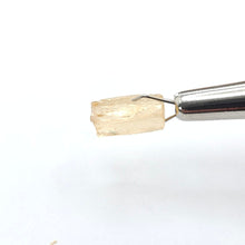 Load image into Gallery viewer, R678 Imperial Topaz facet rough 3.85cts
