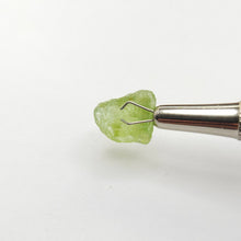 Load image into Gallery viewer, R703 Peridot facet rough 5.65cts
