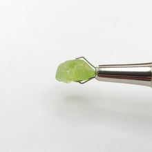 Load image into Gallery viewer, R703 Peridot facet rough 5.65cts
