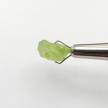 Load image into Gallery viewer, R703 Peridot facet rough 5.65cts

