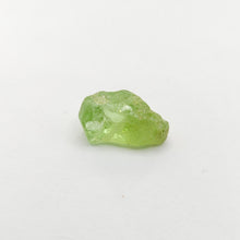 Load image into Gallery viewer, R704 Peridot facet rough 7.1cts
