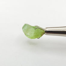 Load image into Gallery viewer, R704 Peridot facet rough 7.1cts
