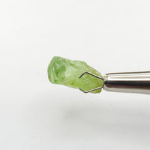 Load image into Gallery viewer, R704 Peridot facet rough 7.1cts
