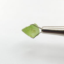 Load image into Gallery viewer, R705 Peridot facet rough 6.45cts
