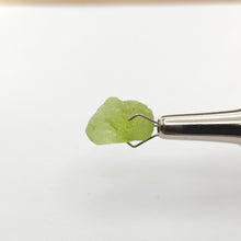 Load image into Gallery viewer, R706 Peridot facet rough 6.6cts
