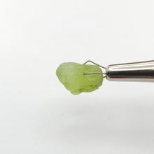 Load image into Gallery viewer, R706 Peridot facet rough 6.6cts
