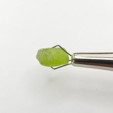 Load image into Gallery viewer, R709 Peridot facet rough 5.35cts
