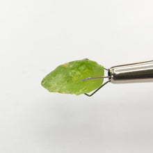 Load image into Gallery viewer, R710 Peridot facet rough 9.3cts
