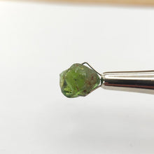 Load image into Gallery viewer, R711 Tourmaline facet rough 4.1cts
