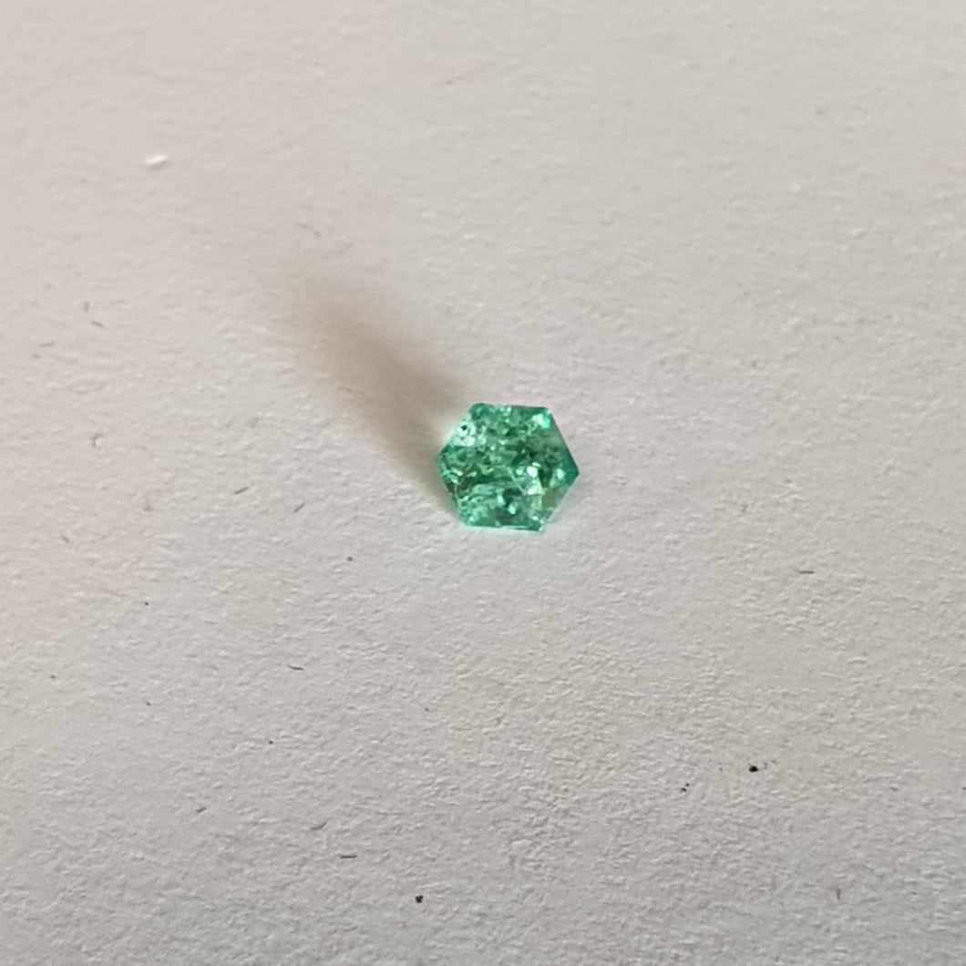 #88 Emerald Hexagonal cut 0.2cts
