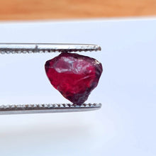 Load image into Gallery viewer, R30 Rhodolite Garnet facet rough 4.55cts
