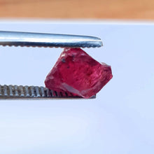 Load image into Gallery viewer, R32 Rhodolite Garnet facet rough 5.15cts
