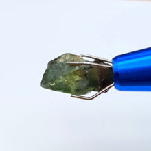 Load image into Gallery viewer, R102 Australian Sapphire facet rough 3.55cts
