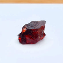 Load image into Gallery viewer, R137 Rhodolite Garnet facet rough 6.4cts
